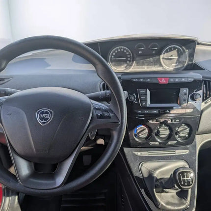 Lancia Ypsilon IDEALE PER NEO PATENTATI