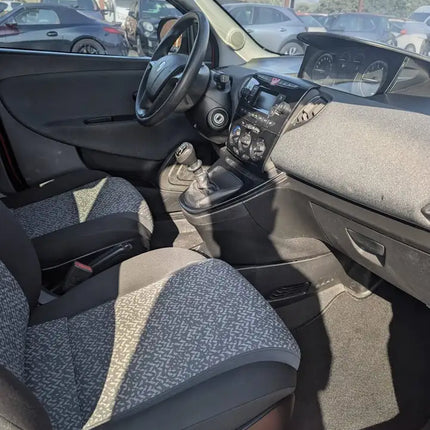 Lancia Ypsilon IDEALE PER NEO PATENTATI
